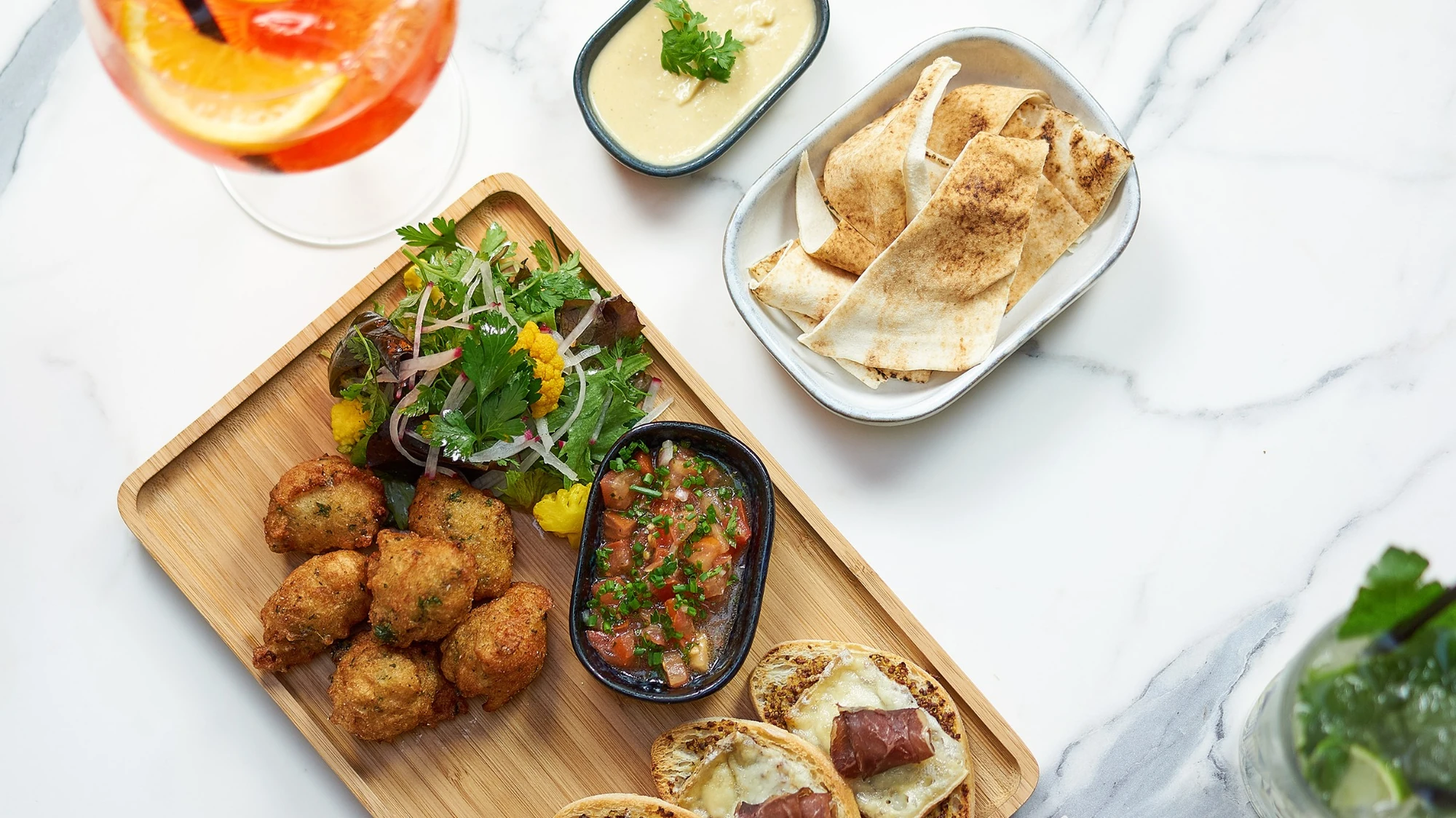 Planche de tapas photographiée sur marbre