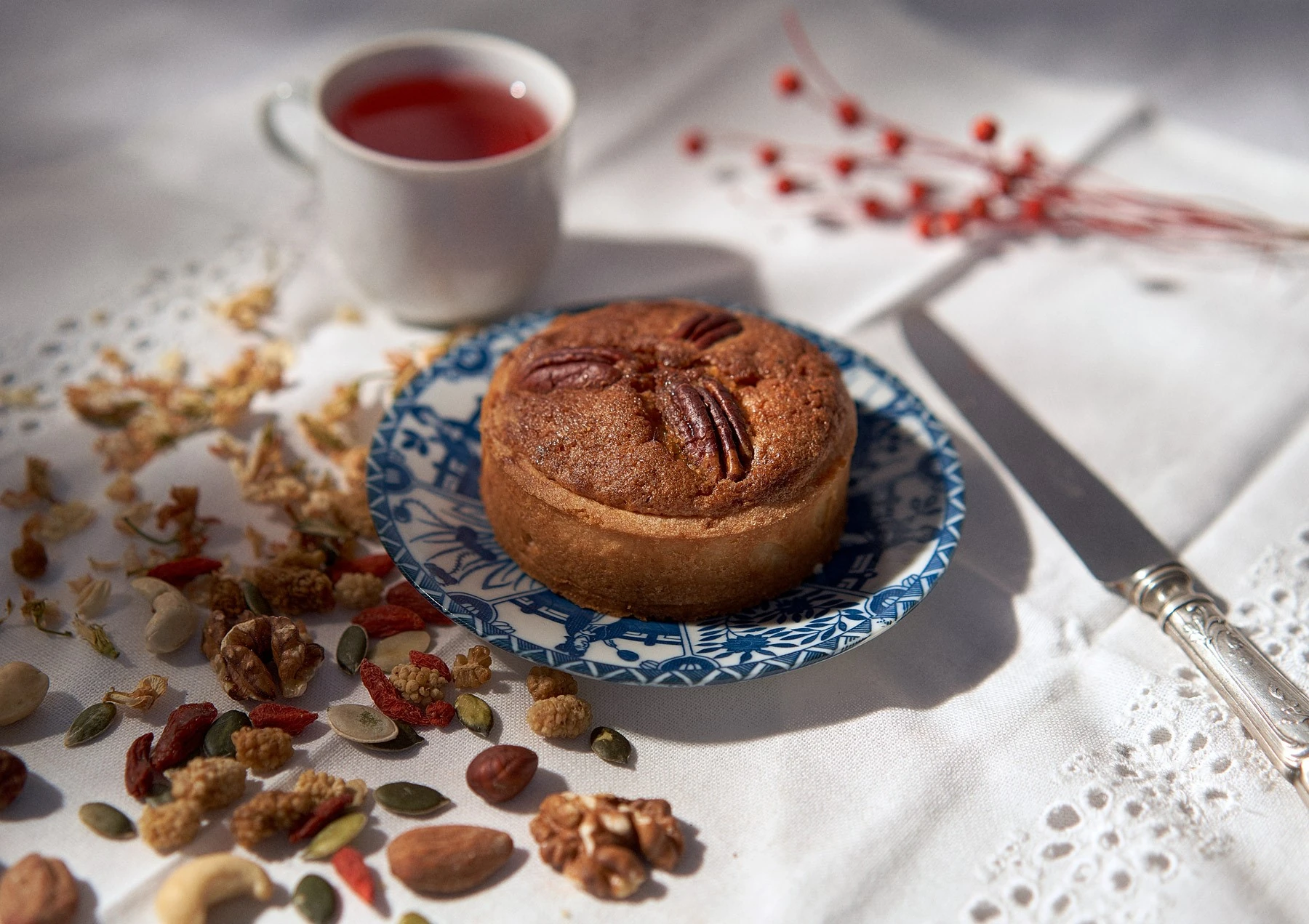 Petite tarte aux noix sur assiette bleue