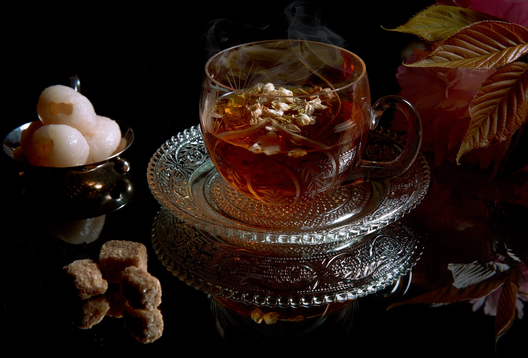 Tasse de thé fumante sur plateau de verre