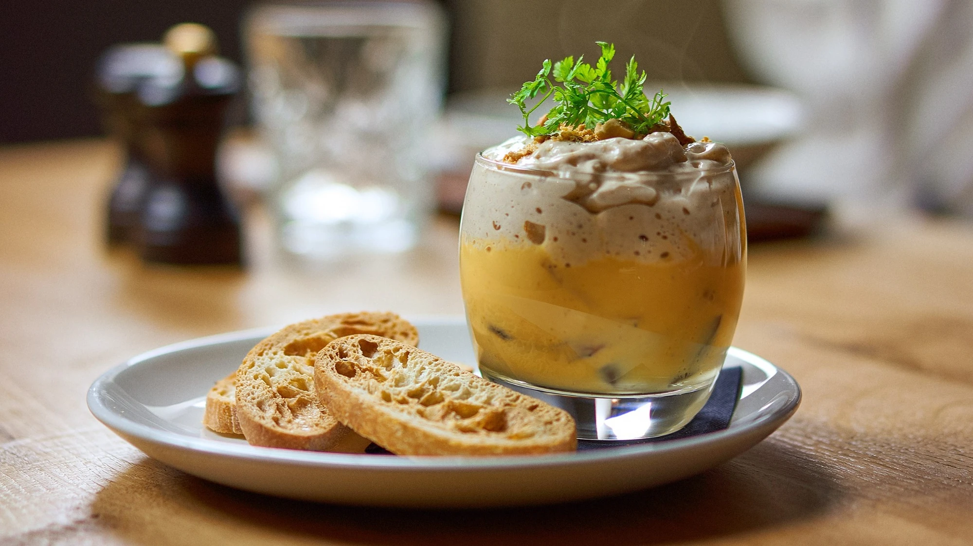 Verrine salée photographiée en gros plan