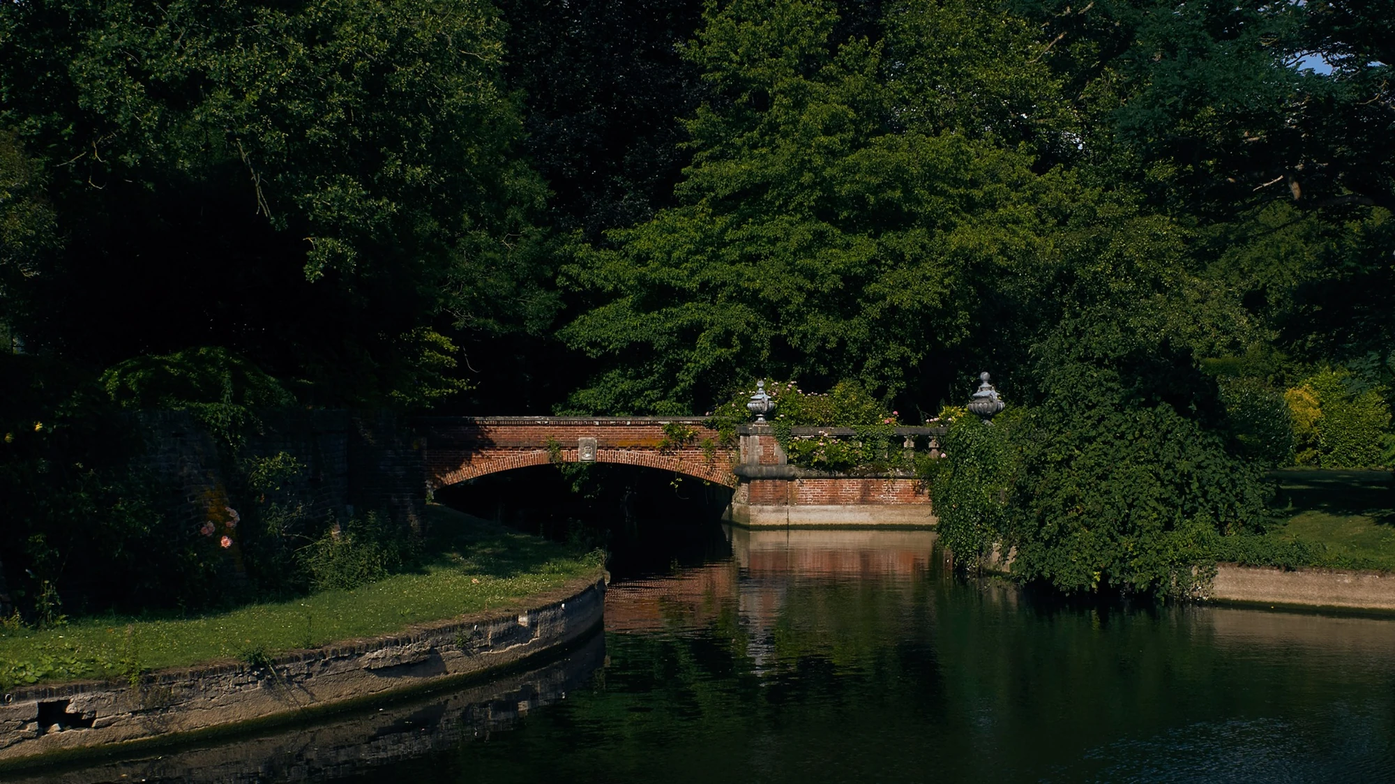 Pont de briques sur un canal dans un parc