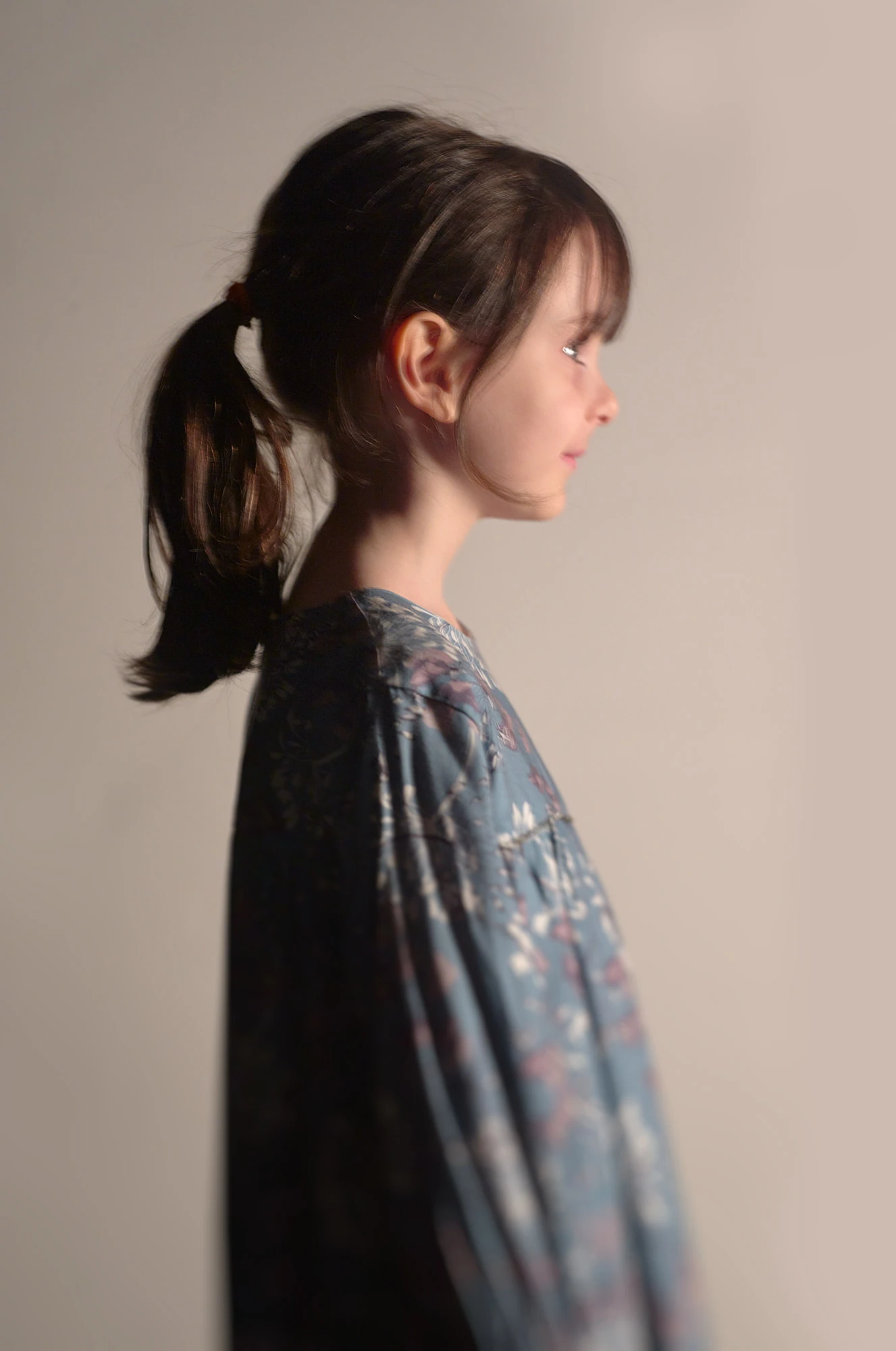 Portrait doux d'une jeune fille de profil