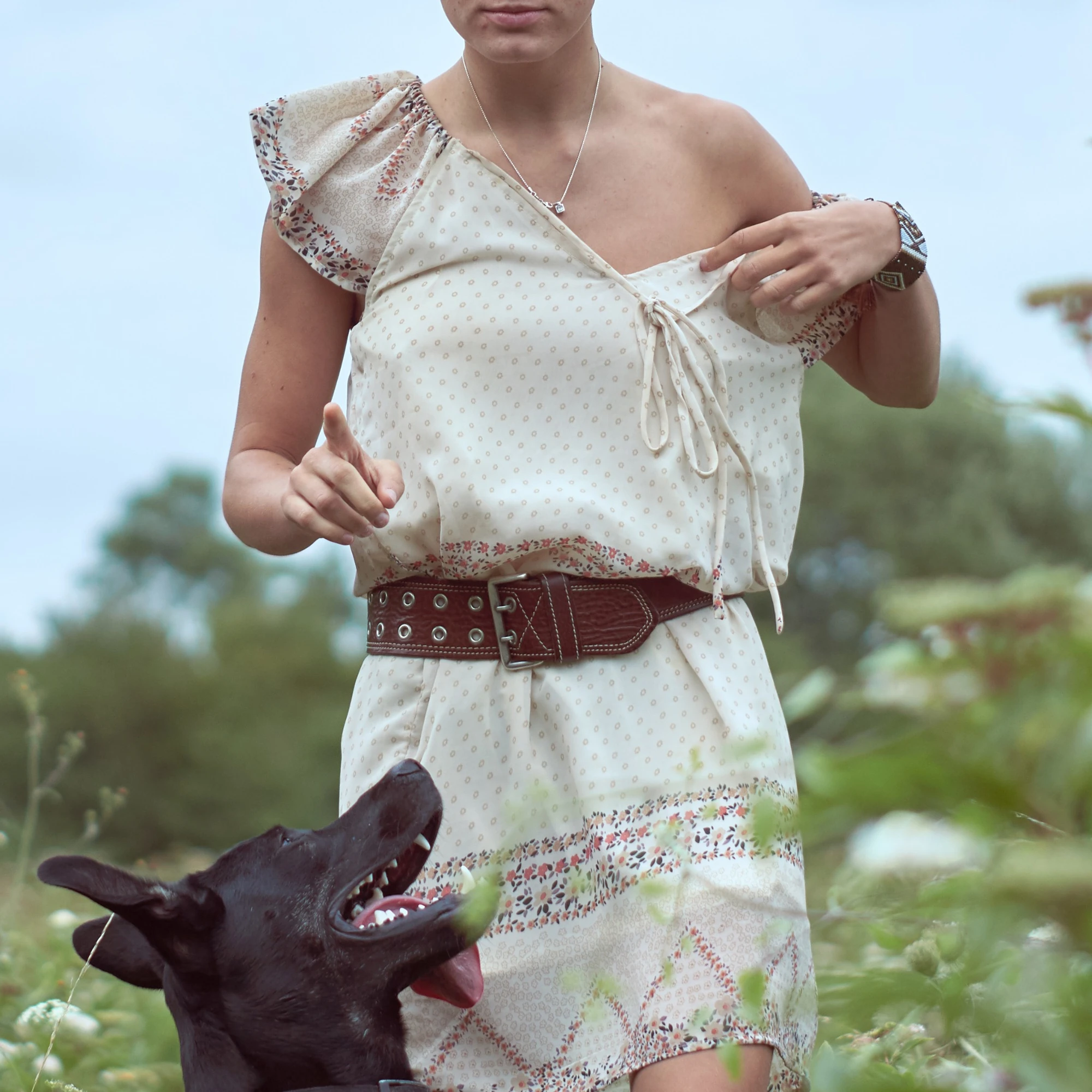 Portrait lifestyle d'une femme avec un chien noir